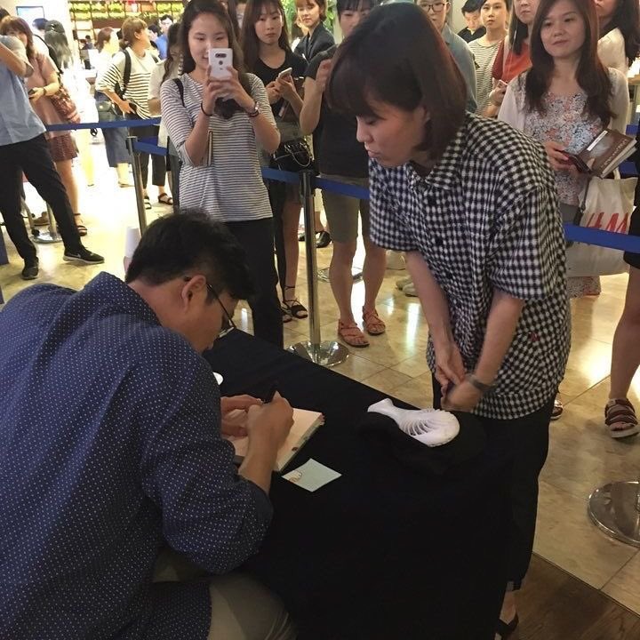 munhakdongne's tweet photo. 박지선 씨가 어제 광화문 교보문고에서 열린 박준 시인의 첫 산문집 출간 사인회에 독자의 한 사람으로 찾아주었습니다. 다른 팬들과 똑같이 줄을 서 사인을 받았는데, 앞의 긴 줄을 보고는 '내 앞에서 잘리는 거 아니냐'고 걱정해 주변이 웃음바다. 멋지다! https://t.co/zv7TUn1Yec