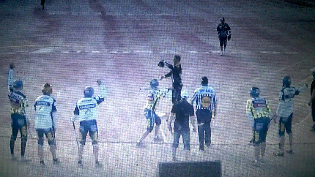 Nippusyöttö? Koplan lukkari Janne Kivipelto on joutunut syöttötuomareiden hampaisiin. Mikään ei kelpaa. #pesis