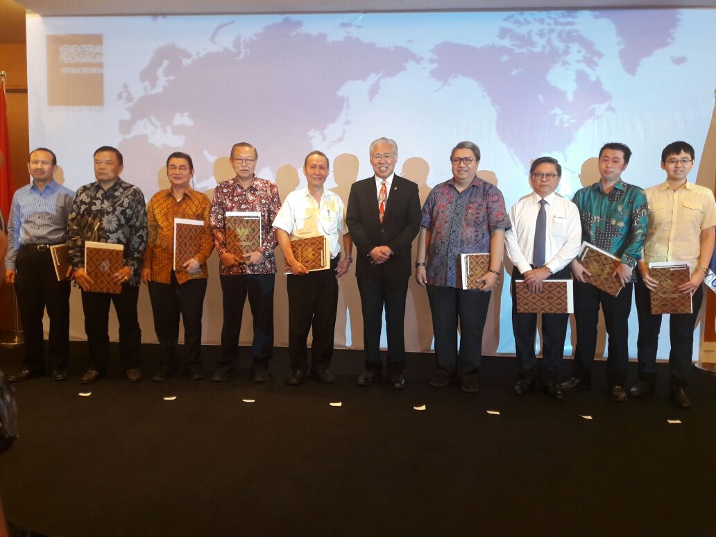 Kemendag's tweet photo. 2. Penyerahan piagam secara simbolis oleh Mendag @EnggarMendag kpd para perwakilan perusahaan dan asosiasi yang berkontribusi https://t.co/kAZuSuiFli