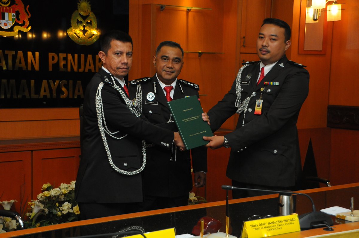 penjaramalaysia's tweet photo. Majlis Serah Terima Tugas Ibu Pejabat Penjara Malaysia @KPPenjara @alnassif @AZIZRAZAK2 @Zahid_Hamidi @KDNPUTRAJAYA @FriendsOfKDN https://t.co/2OtLNb8MUZ