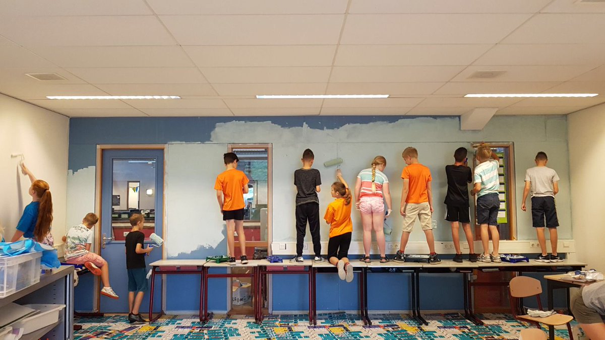 Klaar voor het nieuwe schooljaar, klaar voor @EvenaarDalton. Het lokaal wordt helemaal opgefrist door de kinderen zelf. 'Dat kunnen wij!'