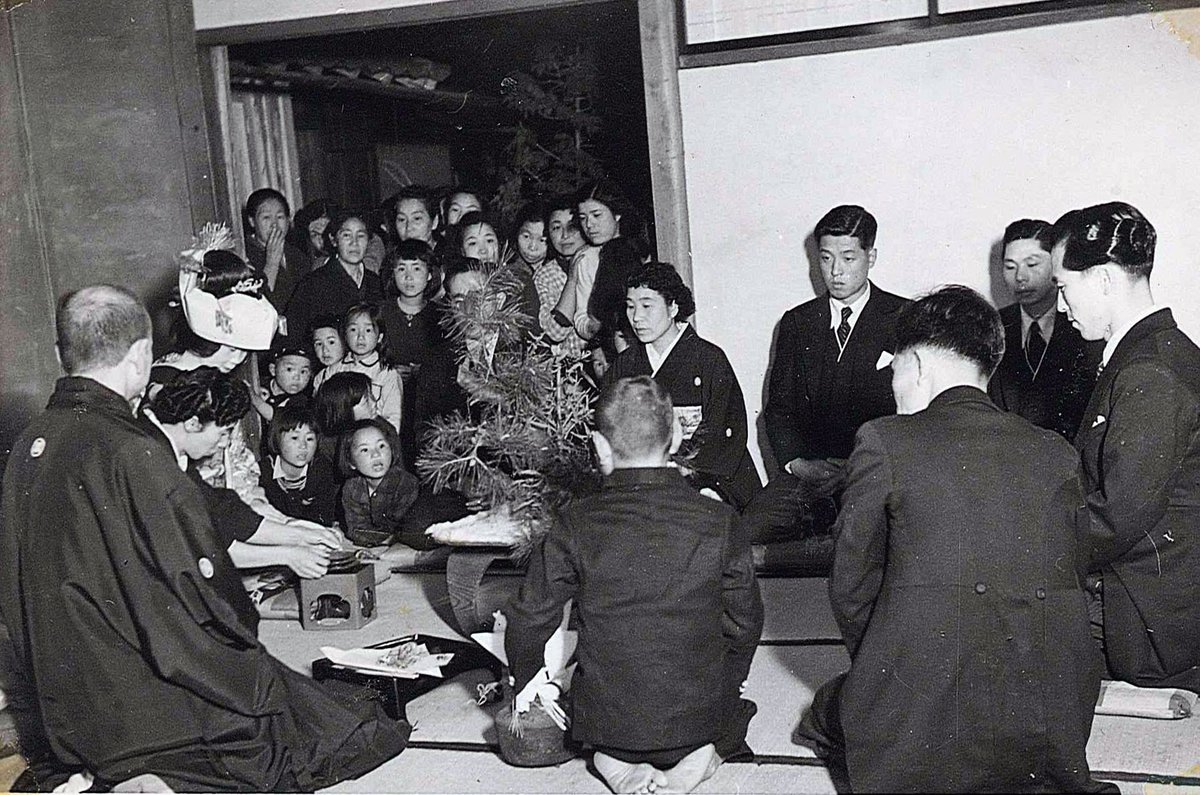 長野県安曇野市 Auf Twitter 安曇野市豊科郷土博物館 6月24日 8月日に夏季企画展 安曇野 人の一生 結婚式 は誰のため を開催中 昭和30年代に自宅で結婚式をしていた頃のことなど安曇野での婚礼の変化をみることができます 画像 三々九度 昭和28年 長野県安曇野市 Auf Twitter 安曇野市豊科郷土博物館 6月24日 8月日に夏季企画展 安曇野 人の一生 結婚式 は誰のため を開催中 昭和30年代に自宅で結婚式をしていた頃のことなど安曇野での婚礼の変化をみることができます 画像 三々九度 昭和28年