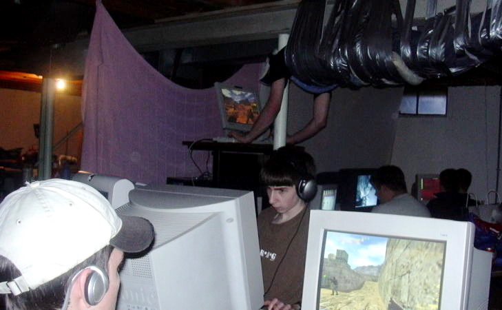 Bức ảnh nổi tiếng nhất làng game: Thanh niên chơi game bị buộc lên trần nhà, mãi 15 ...  - game.tintuc24honline.net/buc-anh-noi-ti… #tintuc24honline #game