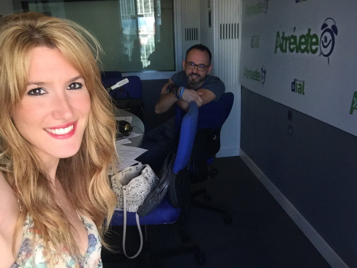¡Qué bonito es hacer radio a su lado! Aunque me meta mucho con él... 🙄 <a href="/JaimeDial/">Jaime Moreno C.Dial</a> <a href="/atrevetedial/">Atrévete</a> <a href="/cadena_dial/">Cadena Dial España</a> #radio #morningshow