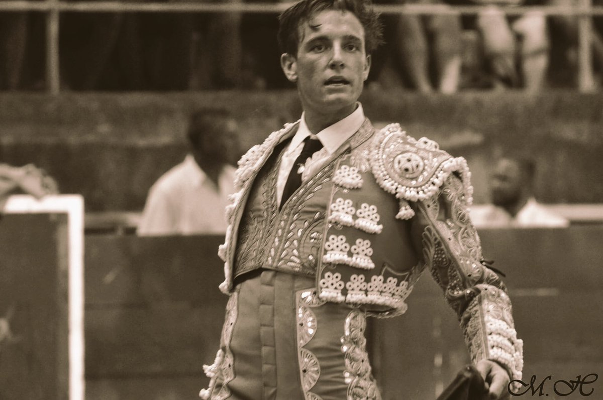 Tarascon 📍Mano a mano <a href="/AndyYounes/">Andy Younes</a> (1 oreja) y <a href="/tibo_garcia/">Tibo Garcia</a> (1 oreja). 🌹📸