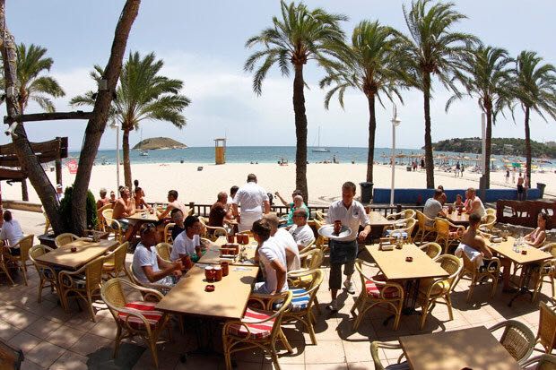 WEAREPARTY2017's tweet photo. Who has had a beer in a frozen mug here ? @RobinsonCrusoes #robinsoncrusoes #magabeach #magaluf #weareparty ? https://t.co/FJnbCEyYPu