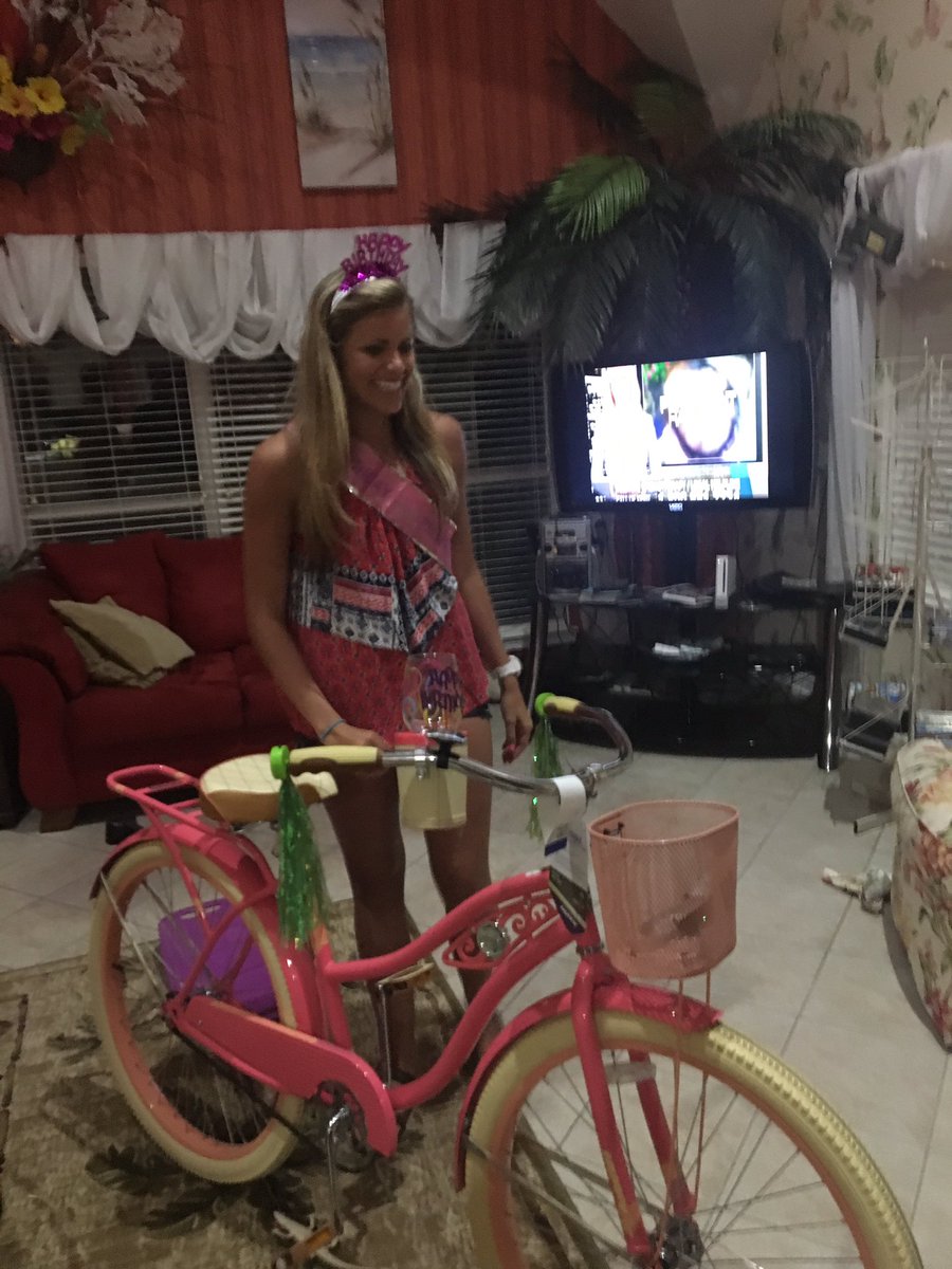 chasshepp06's tweet photo. Eeekkk what a great birthday! An Apple Watch, a bike, a fineeee paddle board, clothes and all the candy a girl could eat!! 💕💕 #SPOILED https://t.co/reL2ZXCstz