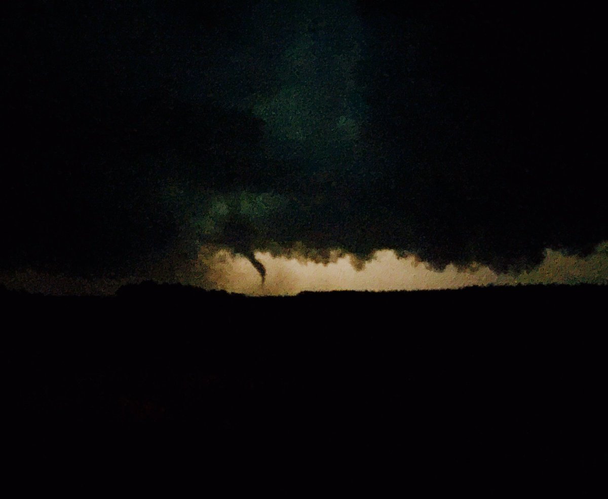 derek130wx's tweet image. Brief #tornado a few minutes ago. Looking E from 6 miles WNW of Lake Crystal on 484th Ave at 10:26 PM CDT. #MNwx @NWSTwinCities