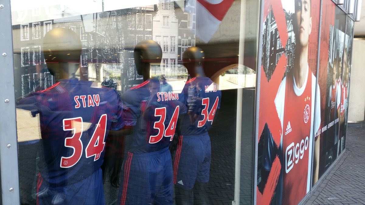 SC_ESPN's tweet photo. Las camisetas de Nouri y el mensaje de "Mantente fuerte Appie", en la tienda del Ajax en Ámsterdam. https://t.co/rF2b9uv08y