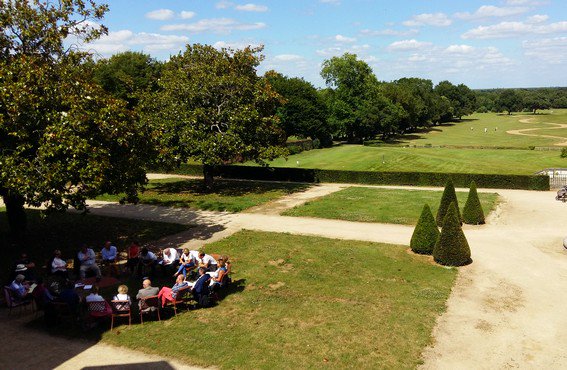 Pour avoir des idées fraîches, nos clients font des braimstorming en exterieur, profitent des jardins à la française &amp; de la vue sr le Golf⛳
