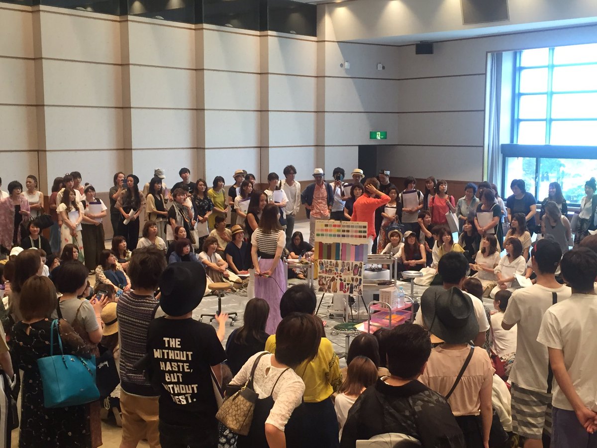 Genuine_tweet's tweet photo. フェスかっ！！？っていうもりあがりです。
仙台国際センターで行なわれている復興支援Beauty forceにお邪魔しています。
新商品スケルトンブラシ何卒よろしくお願いします。 https://t.co/PRWl8Ckonq
