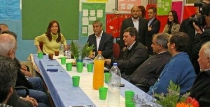 FerIglesias's tweet photo. CON TU PLATA                                  CON LA DE ELLA https://t.co/6Tbf5fXlgs