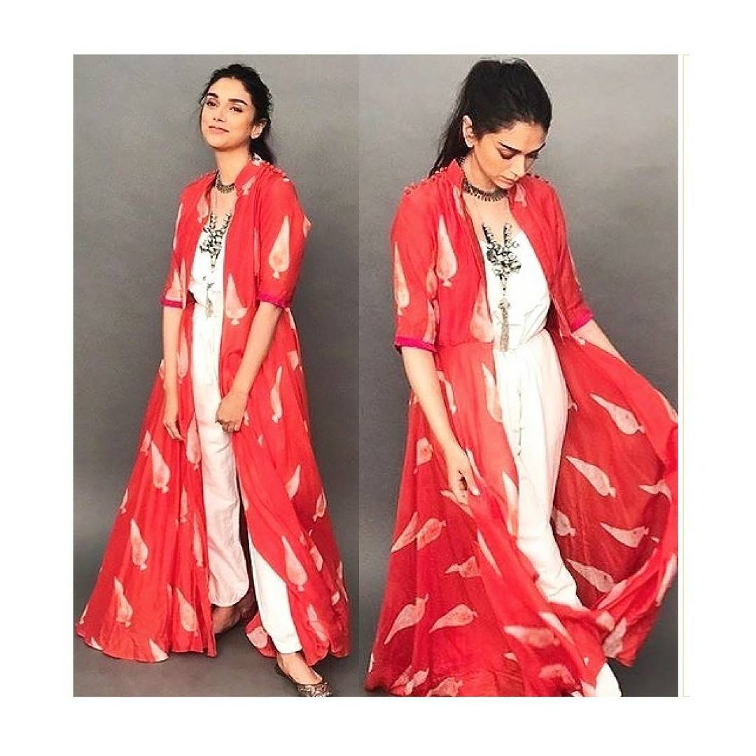 wethefashion's tweet photo. White with bright!! #LookOnPoint
.
.
#fashion #AditiRaoHydari #Inspiration #WTF #WeTheFashion
https://t.co/TzMkv58RAc https://t.co/XLs25y4qJ0