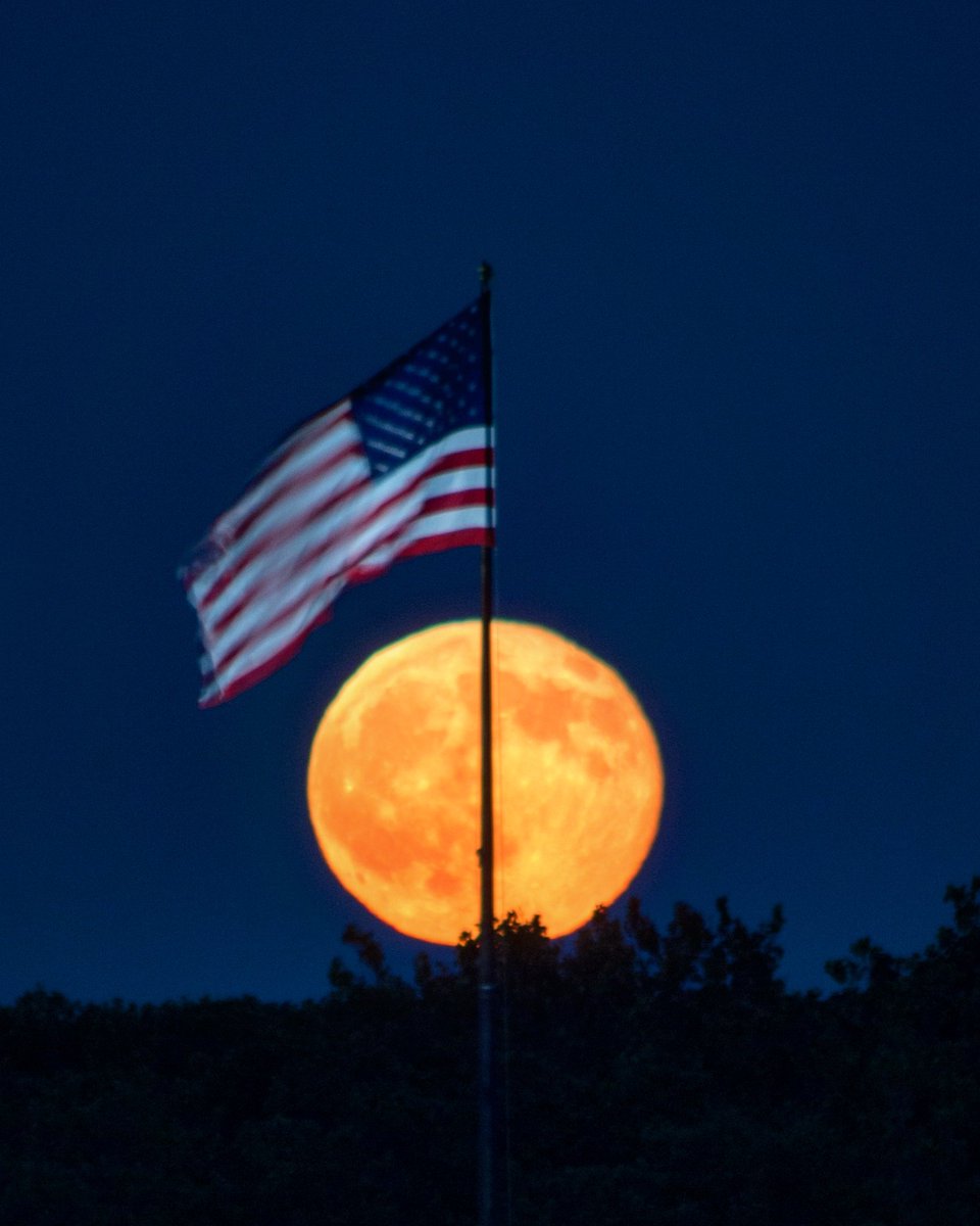maximusupinNYc's tweet photo. The Full 'Thunder Moon' rising over Liberty Island #NYC https://t.co/DIGEXSfKIq