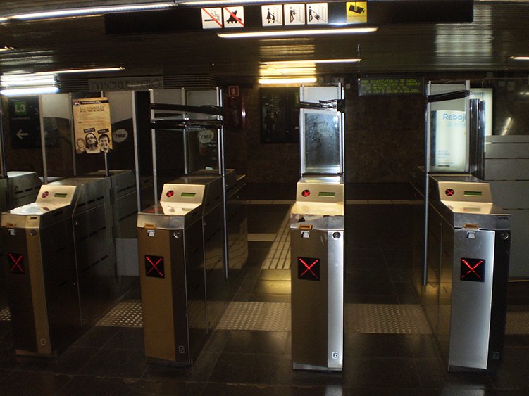 HeuraNegraVKK's tweet photo. Avui no paguis el bitllet, hi ha #VagaMetro! Portes obertes a l'estació de #Vallcarca. Si guanyen les treballadores, guanyem totes! https://t.co/FiSTZuDCRW