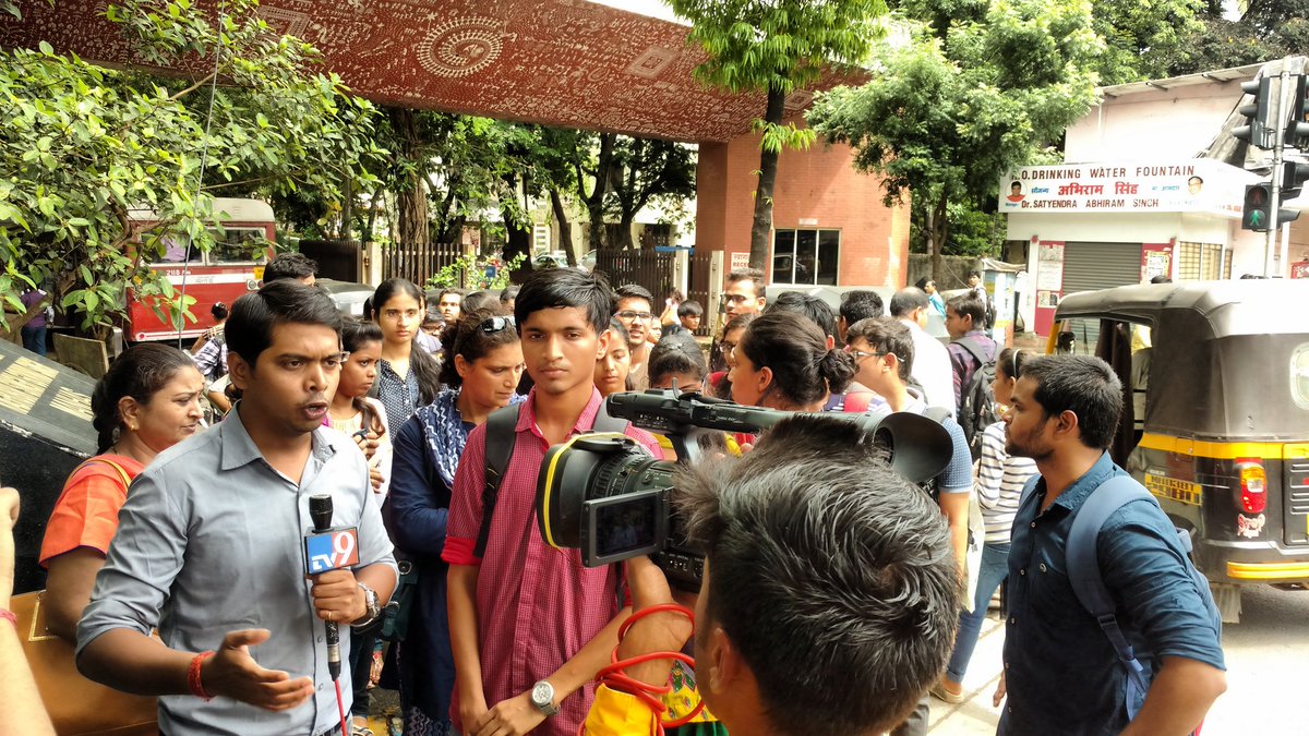 Sanketj90's tweet photo. @Tv9Marathi 
Students are fighting for their rights !!!
Media come to rescue.... 
Support Students !!
#delayedresults #MU#Support#students https://t.co/J3xOyFqEv7