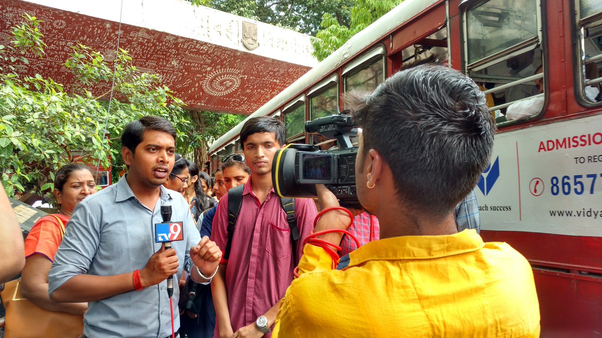 Sanketj90's tweet photo. @Tv9Marathi 
Students are fighting for their rights !!!
Media come to rescue.... 
Support Students !!
#delayedresults #MU#Support#students https://t.co/J3xOyFqEv7