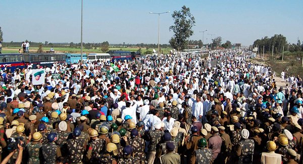 news24tvchannel's tweet photo. INLD activists block roads along Haryana-Punjab border (Lead) #INLDactivist #blockroads #Haryana-Punjab https://t.co/Tva0jk6GYj https://t.co/ffE8yI7Q3s