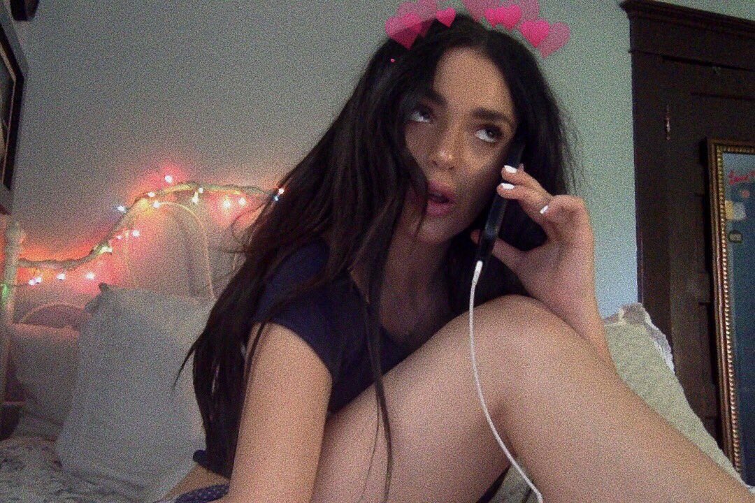 "uhh don't talk to me baes on the line" ☎️❤️🌹
