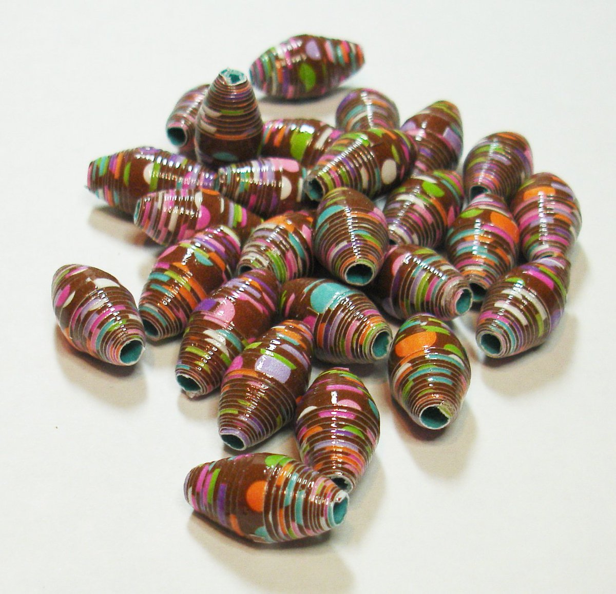 paperbeadboutiq's tweet photo. A super fun design made from a #DoodlebugDesigns #scrapbookpaper! https://t.co/vepSzs4aBa #beads #paperbeads #jewelrymaking https://t.co/5y9GHuOm1y