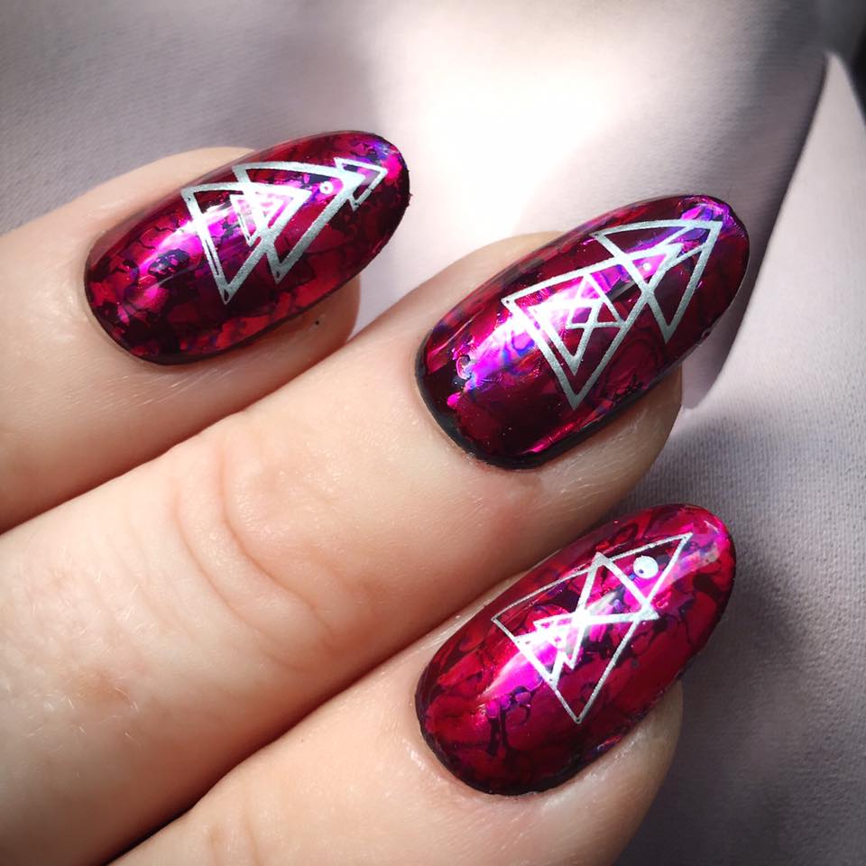 Who doesn't love a Foil Sandwich?! We love this flawless set by <a href="/Fee_Wallace/">Fee Wallace</a> using our Lecenté Foils! #lovelecente #nails #nailart #foils