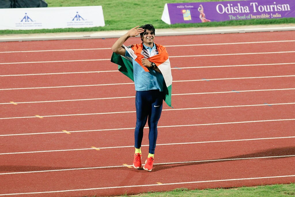 AkashvaniAIR's tweet photo. Proud Moment!
India's @Neeraj_chopra1 salutes the crowd, after winning GOLD in javelin throw with an effort of 85.23m.
#AAC2017 https://t.co/sBpCFFVk5C
