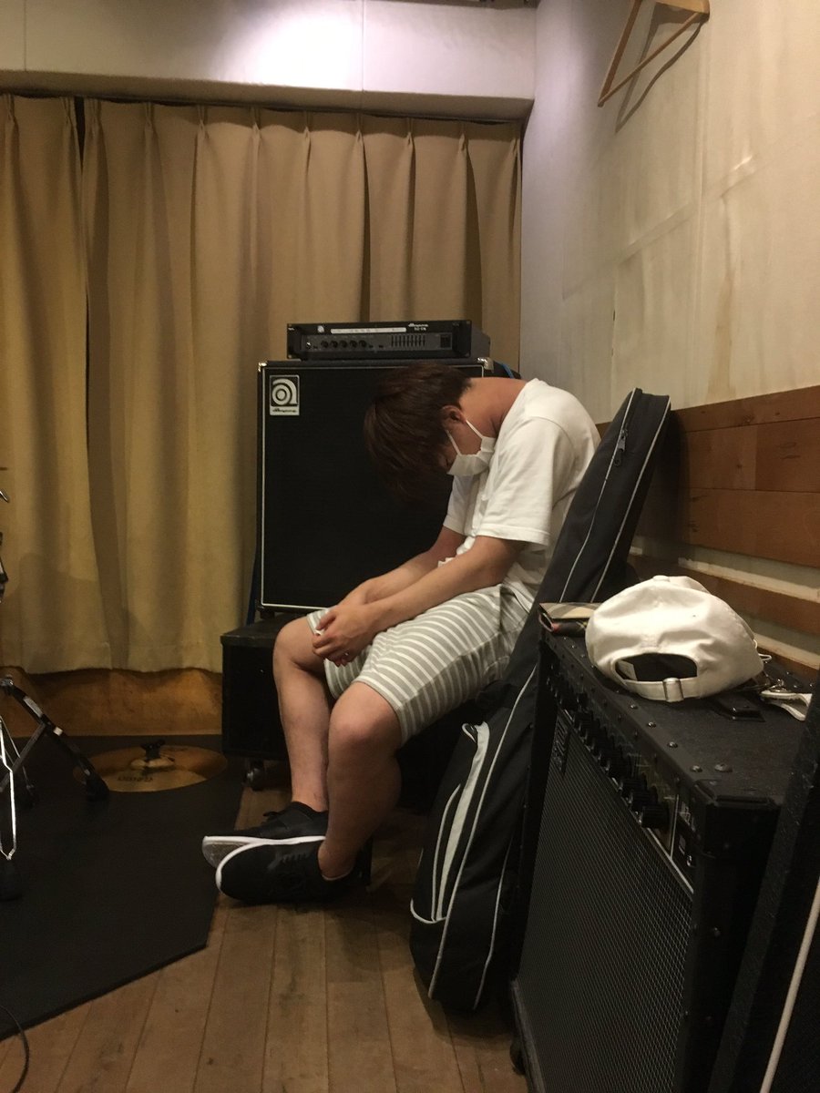 MPTY8's tweet photo. 2枚目のCD作成 ボーカル&amp;ギター撮り中 https://t.co/t7T8sQ7rKv