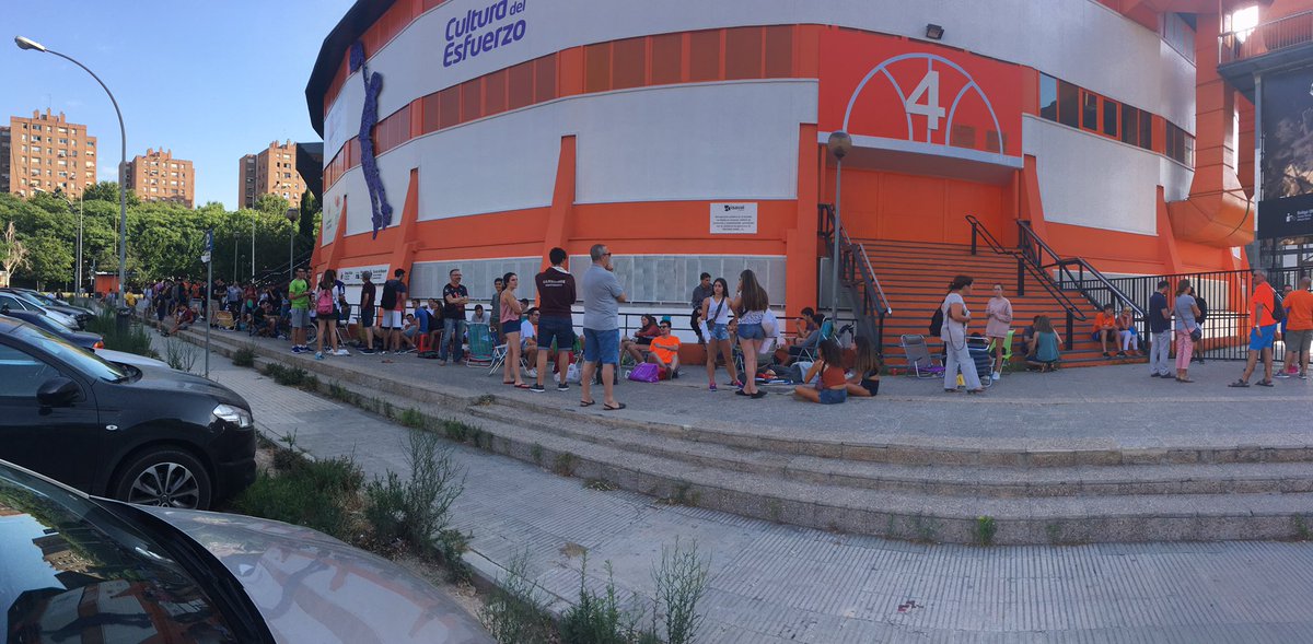 valenciabasket's tweet photo. Abonos #CulturaDelEsfuerzo. Aquí hay gente que llegó... ayer 😱 https://t.co/BzZ6AqknvL