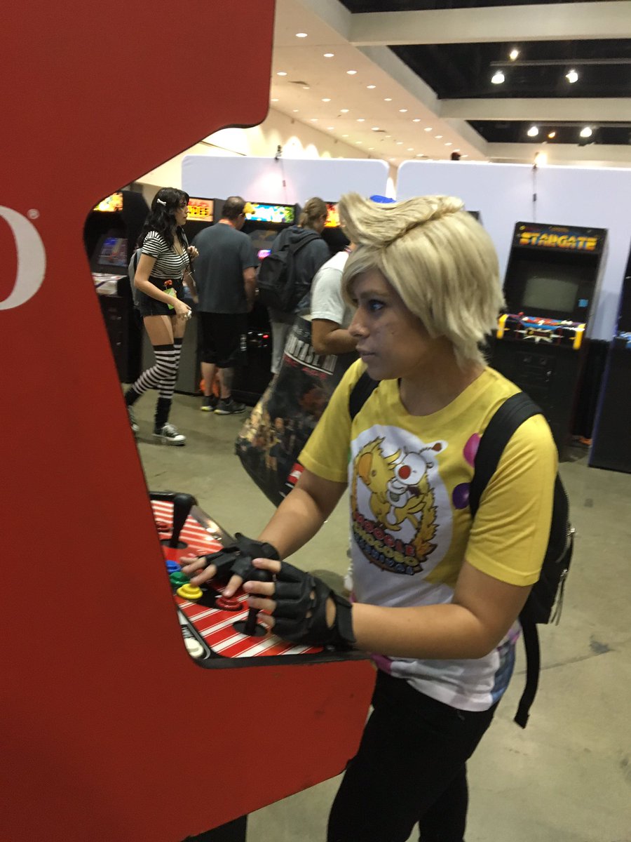 SinnamonCosplay's tweet photo. Some AX pics lmao #promtocosplay #ffxvcosplay https://t.co/TsNDHdsDz7