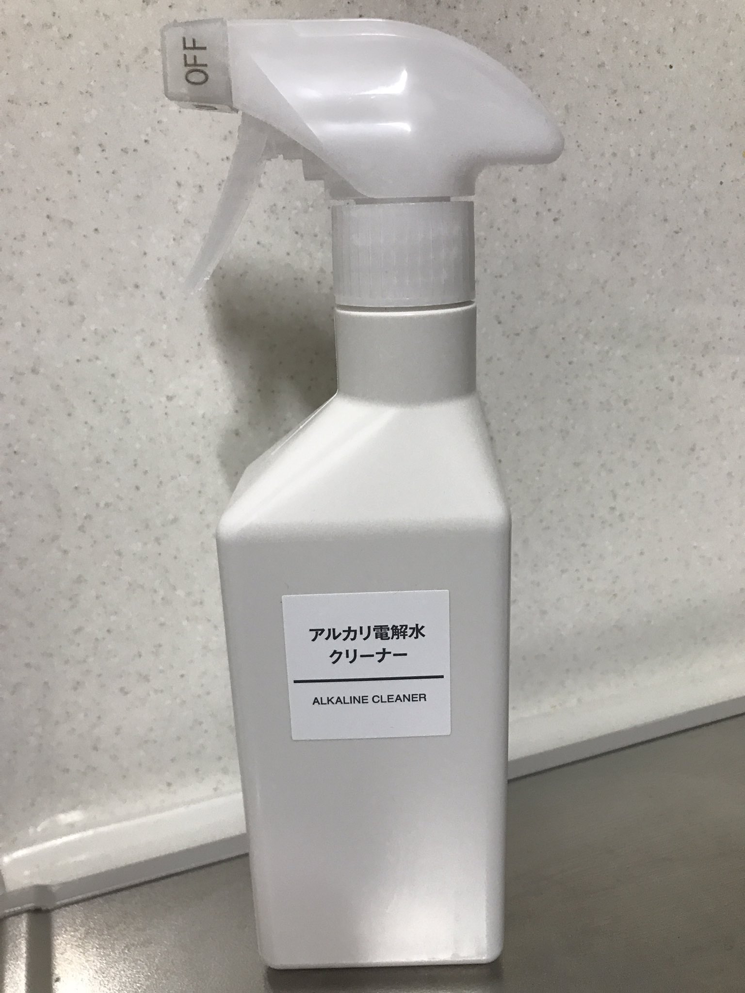ももち 市販で売ってるアルコール除菌クリーナーと悩んで無印良品のアルカリ電解水クリーナーにした 界面活性剤を使用してないことと このスッキリとしたスクエアなボトルがgood 無印良品 電解水 スプレーボトル モノトーン T Co