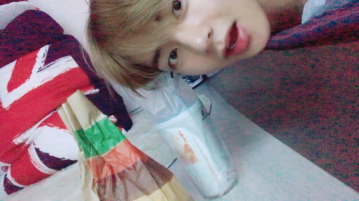 guknim's tweet photo. Taehyung's two favorite things in this world: Burger and Jungkook https://t.co/YEkVjcqFo7