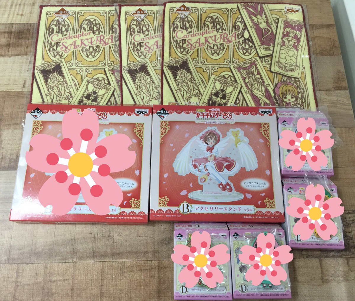 RT💕)카캡사 이치방쿠지판매합니다!!핸드타올(개당)8000원 / 러버스트랩(개당) 9000원 /사쿠라 아크릴 스탠드(개당) 25,000원에 판매합니다!!