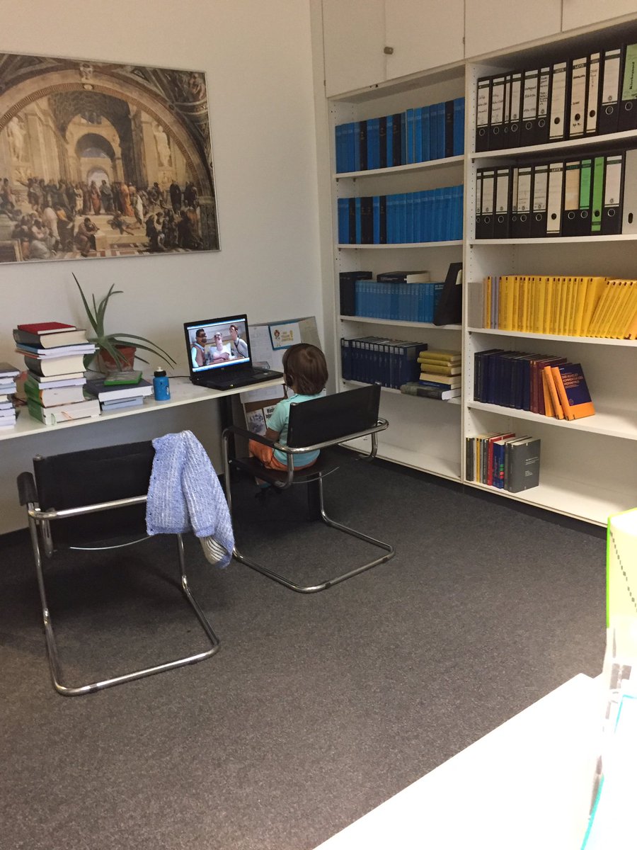 RabeaRi's tweet image. How am I supposed to work when he is watching Shaun the Sheep? #notfair #editorsatwork #distracted #childrenslaughter