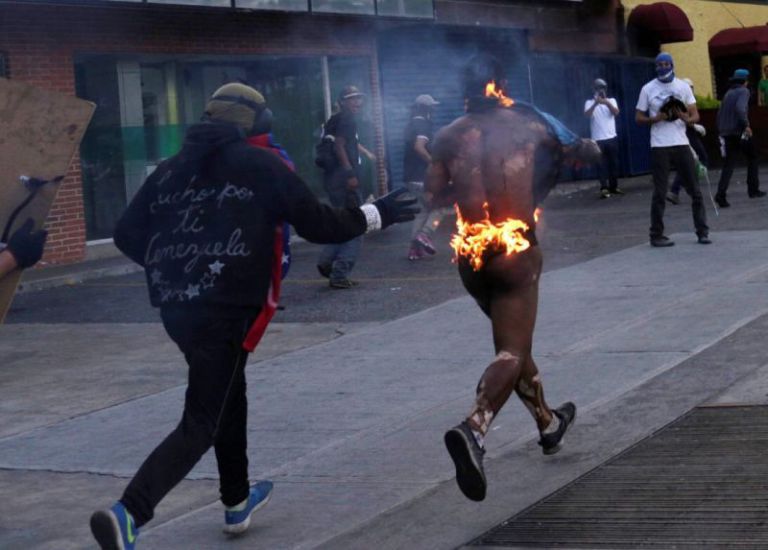 damorenoVzla's tweet photo. Éstas imágenes nunca las olvidaré.
Golpeado y quemado vivo.
Es la verdadera política de los terroristas salvajes que quieren gobernar Vzla. https://t.co/xEAT0TFvTC