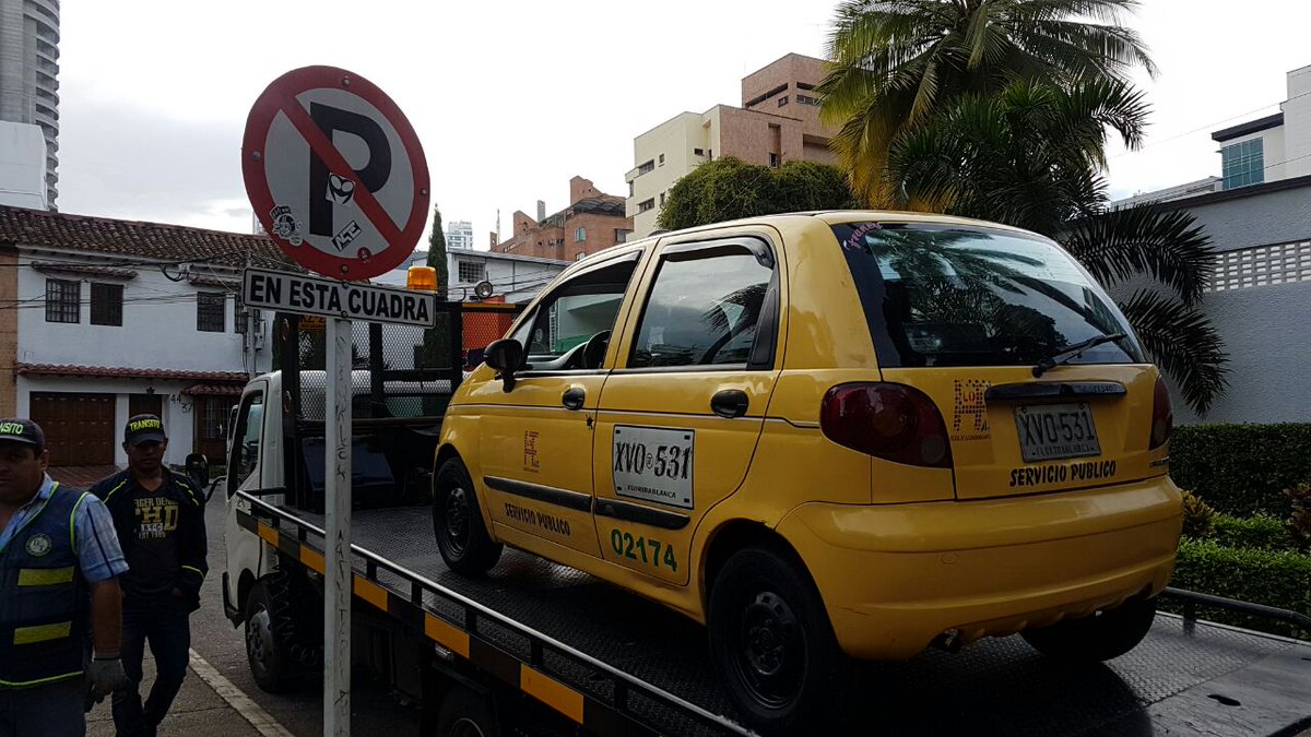 msalasrondon's tweet photo. #LaPerlaDelDia Sancionamos e inmovilizamos al taxista que estaba dormido frente al prohibido parquear de las Palmas. #OjoTaxistas https://t.co/xc9k7DYUBO