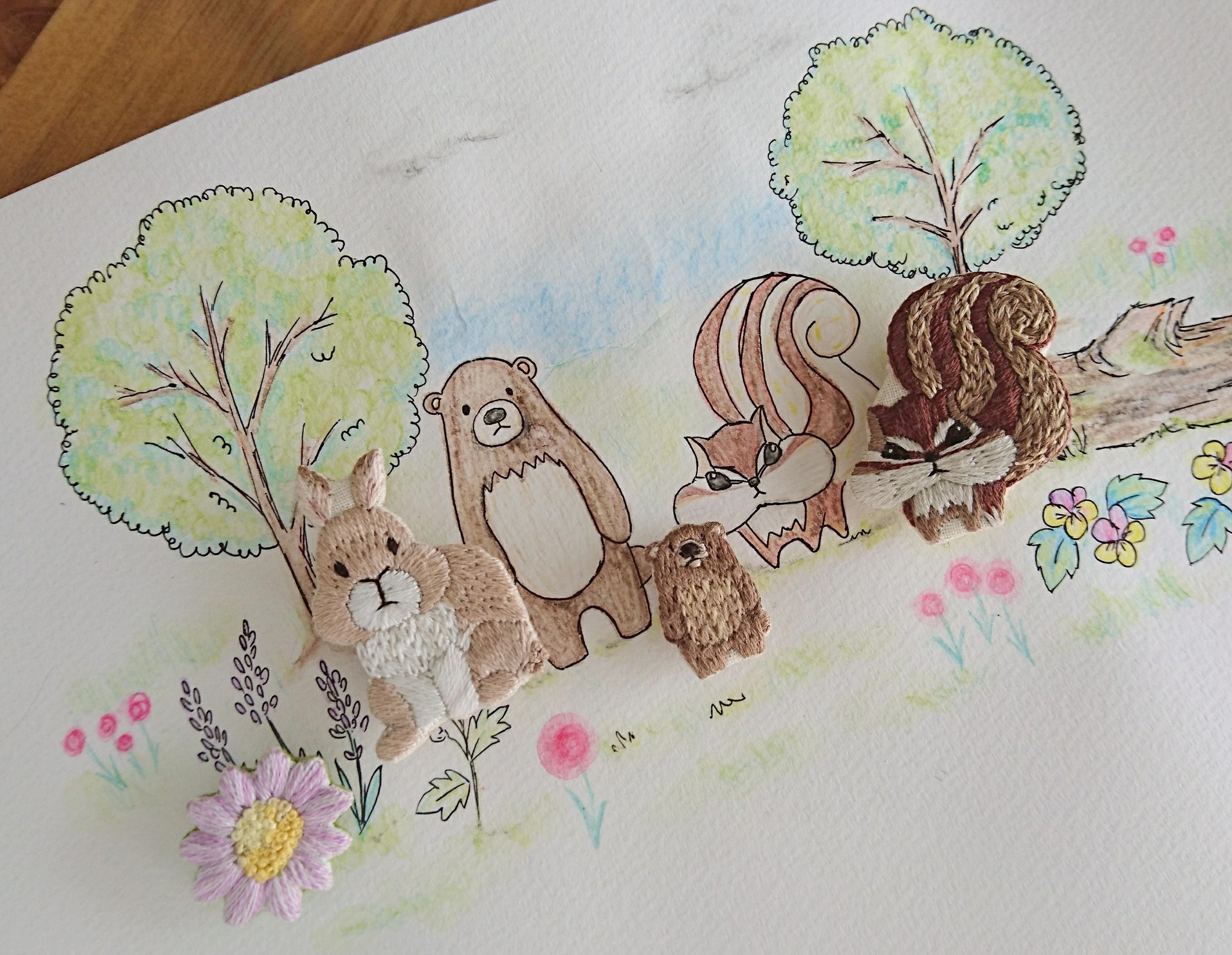 Chicchiの刺繍 季節と暮らしの動物刺繍 とある森の入り口にて ここから先は僕らの許可が必要です どうやら 森の番人のようです W ちびくまさんがリーダーだったらどうしよう イラストと刺繍ブローチを合わせてみました 刺繍 動物刺繍