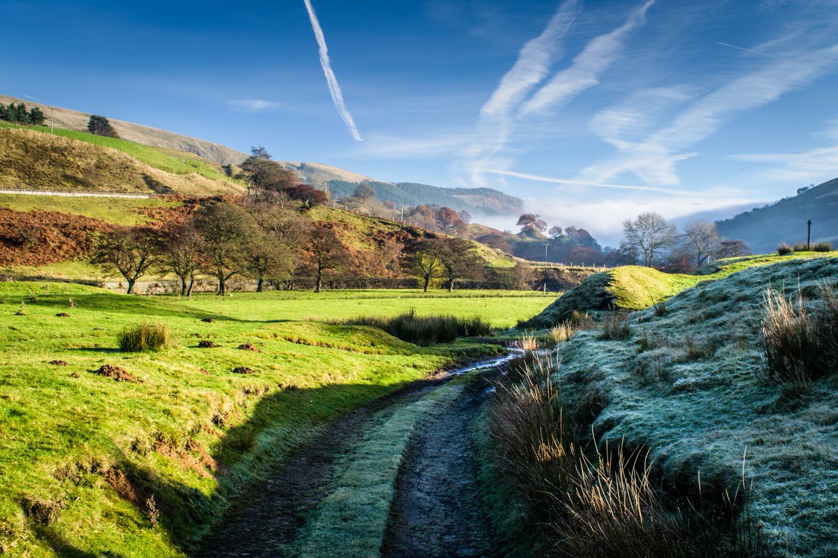 hungry27's tweet photo. The Vale of Edale in all it's glory @therealberghaus #outdoormoments2017 https://t.co/jpvFHIMdrY
