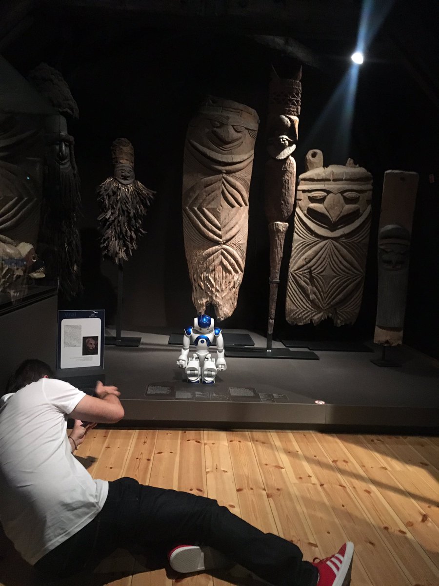 UnivLaRochelle's tweet photo. 📽 Nao star d'un jour au @MuseumLR en plein tournage pour @UnivLaRochelle 😎 #action #catourne #robot #film #moteur https://t.co/HBITBFeFmt