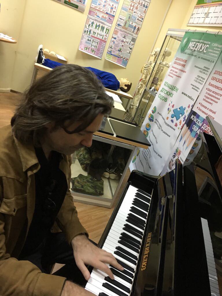 DmitryMalikov's tweet photo. Чувак в синем в обморок упал от моей игры на пианино.. https://t.co/OagQOEH9D0