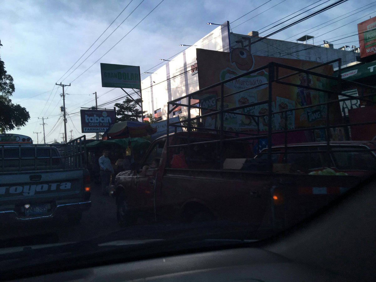 ddovia's tweet photo. Vehículos con mercadería detenidos frente a mercado Lourdes, Colón agudizan tráfico vía @NRepublicaSV https://t.co/dsUXdY1jKN