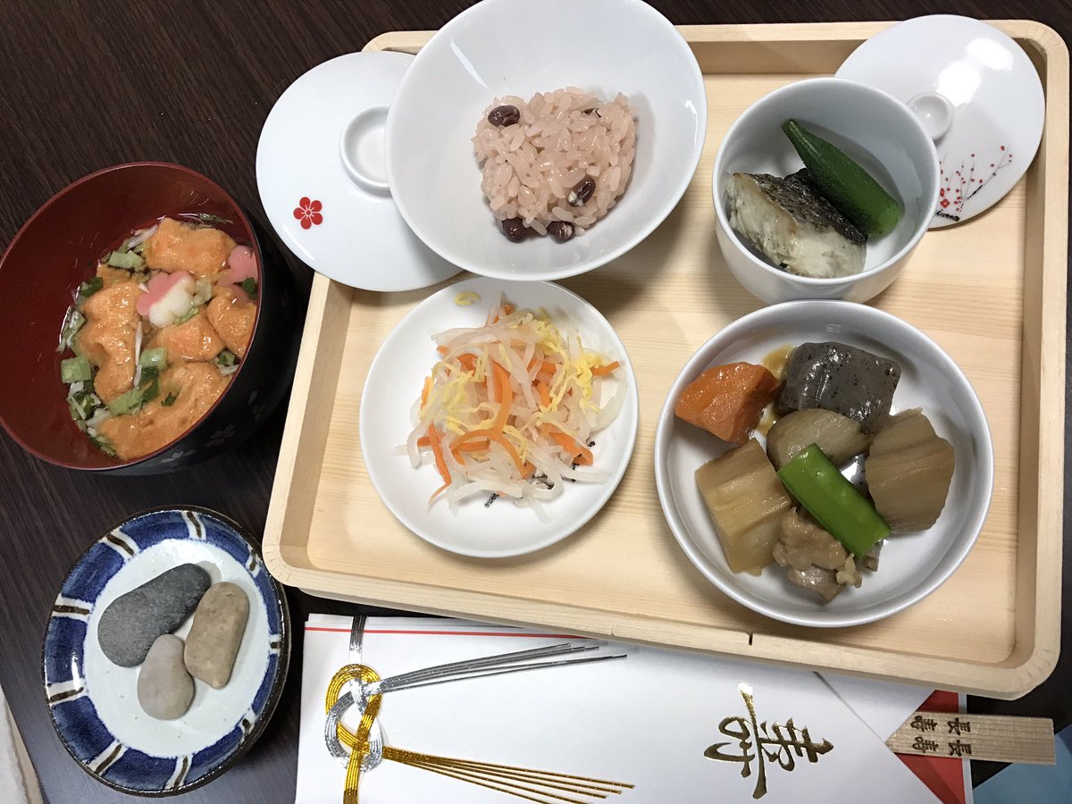 しぐれ Twitterren 昨日はスタジオで写真撮ってもらって お食い初めした 料亭の老松でお食い初め用のお料理頼んだらなんと1080円 お食い初め用のお膳に盛り付けるのにちょうどいいし 品数も多いし美味しいしコスパ良すぎ お膳はお宮参りのときに太宰府天満宮で