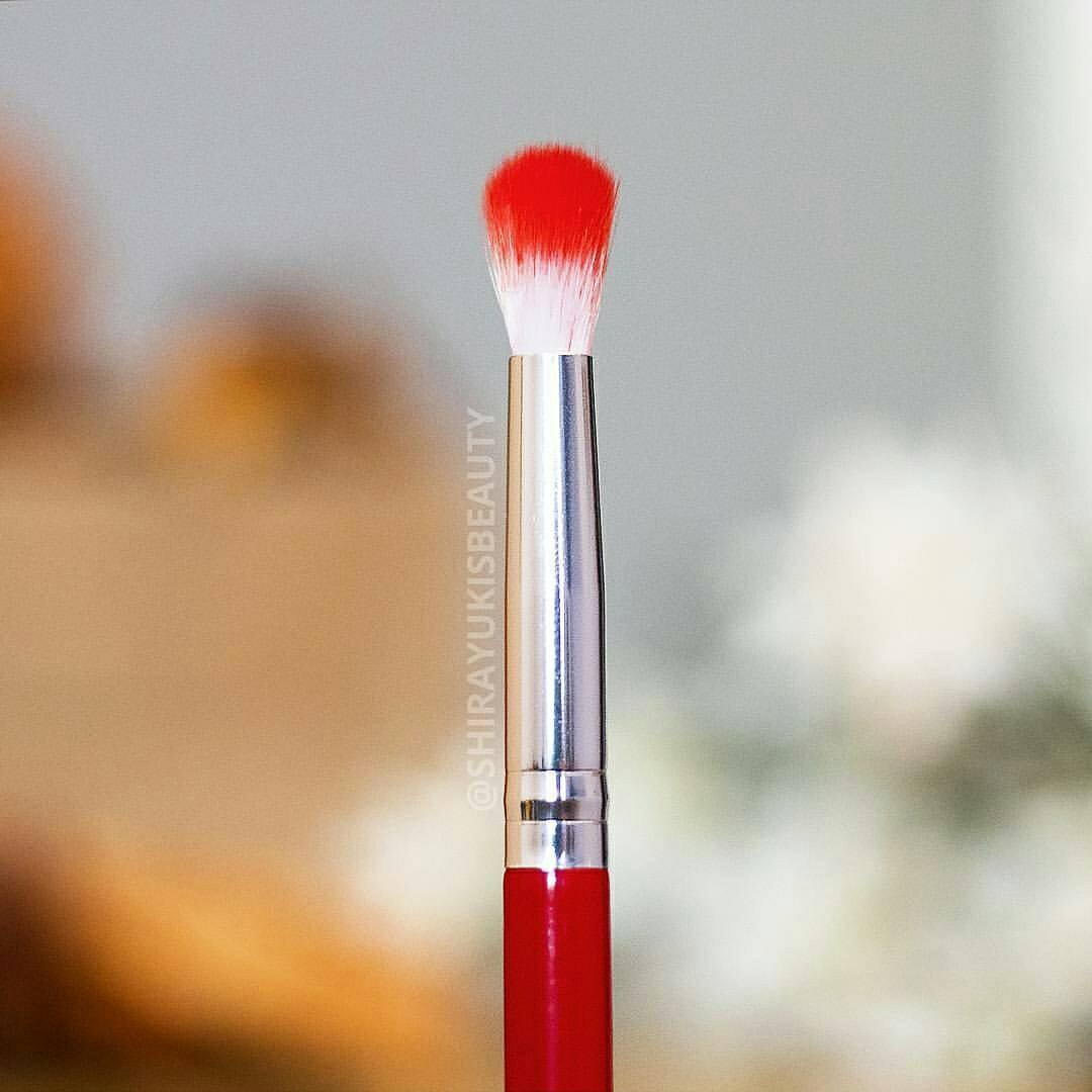 vanitytools's tweet photo. Haz un maquillaje rápido usando el pincel de pelo suelto del kit The Red Hot Brush Book en todo el párpado. Foto 📷 de @shirayukisbeauty https://t.co/zwXrbq2Q9W