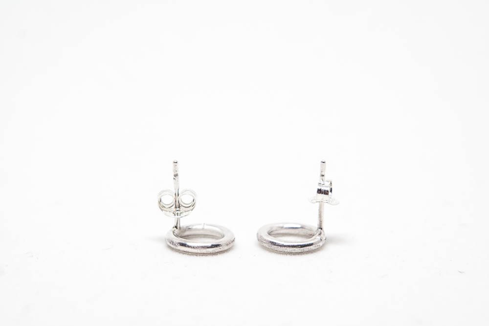 v2designworks's tweet photo. ON SALE Mini Brushed Silver Circle Stud Earrings, Small Round… https://t.co/iQQ6DzdvrR #escapeaverage #RoundEarrings https://t.co/cVcT1nowv5