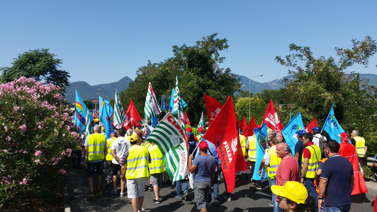 attvallocchia's tweet photo. Presidio a Frosinone dei Lavoratori delle Concessionarie #NonButtateciXStrada @CarloCalenda @graziano_delrio @FilcaCisl https://t.co/6ihE49qIVk