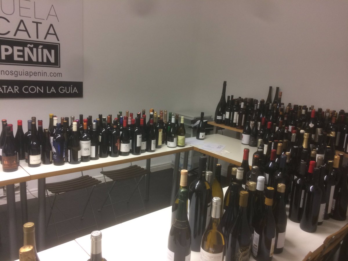 ¿Q mejor manera hay de saber cuáles son los mejores vinos, si no es comparándolos? Arrancamos la recata!,3 días d "cónclave" con 350 vinos!!