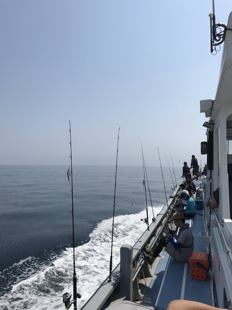 05010606's tweet photo. 今年２回目シイラ不発の会
魚影見えるもやる気0
釣れなくても楽しすぎぃ~
日焼けいたい。また来月 https://t.co/5Ge0cclEeu