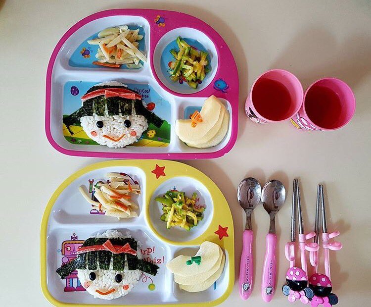 s_k_fashion's tweet photo. 👭 🌸 👭 🌼 👭 🌸 👭 🌼 👭

双子の女の子のお母さんが、毎日インスタにご飯を載せてるのが可愛すぎる💓💓

この１つの大きいお皿に全部のせてるのが韓国って感じ🤔
(これは私だけかも)

インスタで見つけて可愛くて、紹介してみました😻🌙
< @yoshinarem > https://t.co/pnadH6XROU