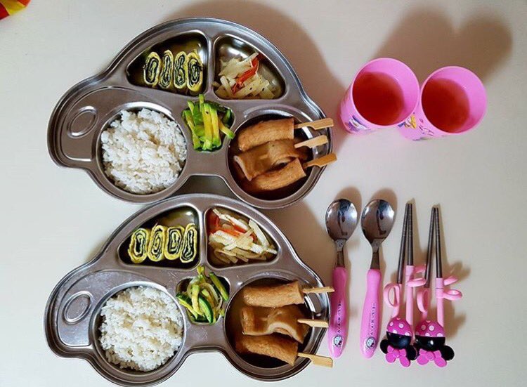 s_k_fashion's tweet photo. 👭 🌸 👭 🌼 👭 🌸 👭 🌼 👭

双子の女の子のお母さんが、毎日インスタにご飯を載せてるのが可愛すぎる💓💓

この１つの大きいお皿に全部のせてるのが韓国って感じ🤔
(これは私だけかも)

インスタで見つけて可愛くて、紹介してみました😻🌙
< @yoshinarem > https://t.co/pnadH6XROU