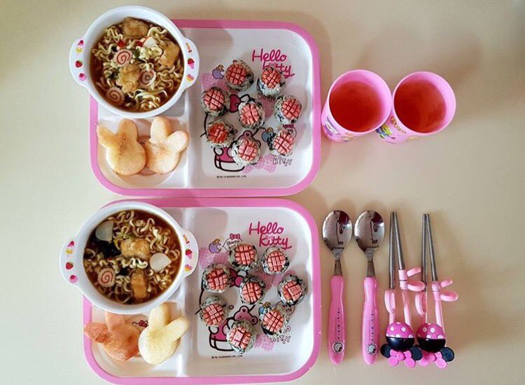 s_k_fashion's tweet photo. 👭 🌸 👭 🌼 👭 🌸 👭 🌼 👭

双子の女の子のお母さんが、毎日インスタにご飯を載せてるのが可愛すぎる💓💓

この１つの大きいお皿に全部のせてるのが韓国って感じ🤔
(これは私だけかも)

インスタで見つけて可愛くて、紹介してみました😻🌙
< @yoshinarem > https://t.co/pnadH6XROU