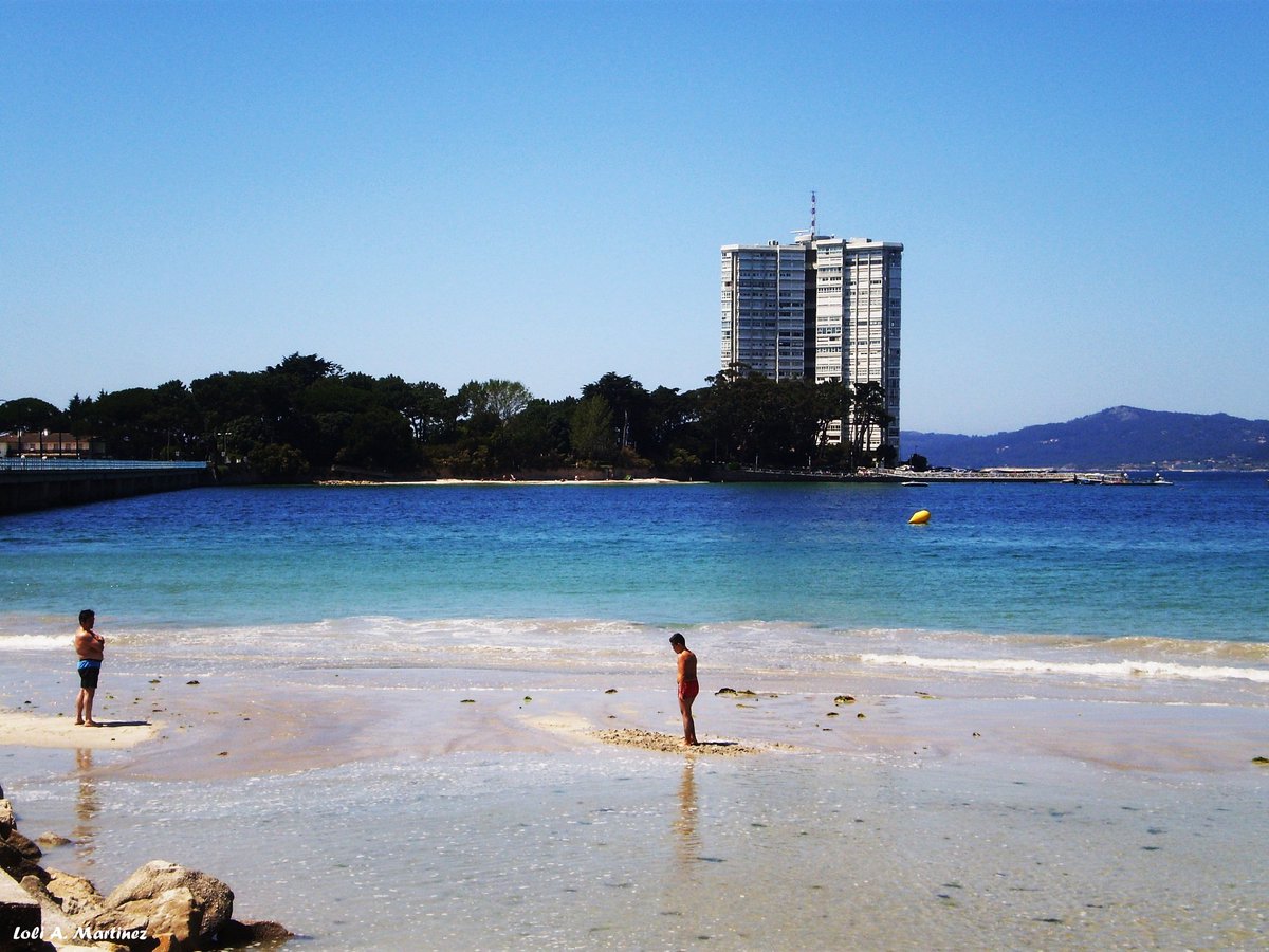 Vigo y sus #playas #FelizLunes <a href="/TurismodeVigo/">Turismo de Vigo</a> <a href="/AeropuertoVGO/">Aeropuerto de Vigo</a> <a href="/puestadesolvigo/">PuestadesolVigo</a> <a href="/SecretGalicia/">Secret Galicia</a> <a href="/disfrutagalicia/">Disfruta de Galicia</a> <a href="/TurismoGalicia1/">TurismoGalicia1</a> <a href="/vigoocio/">vigoocio</a>
